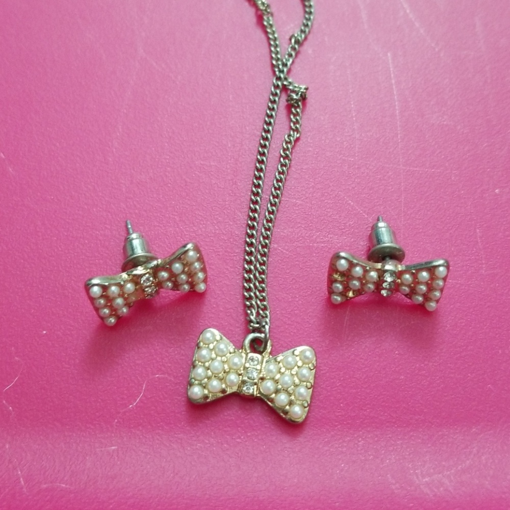 Bow necklace and earrings set!